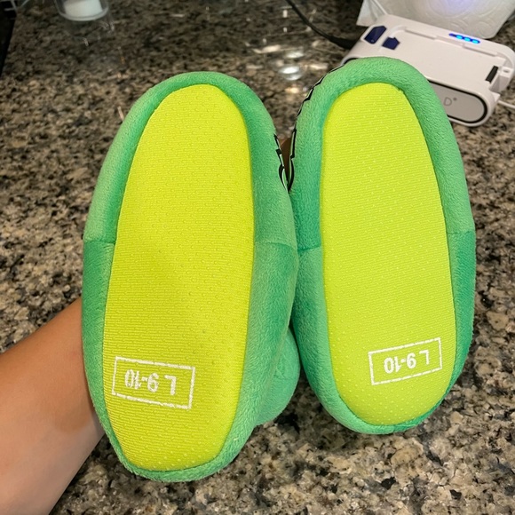 Slippers - Picture 2 of 3